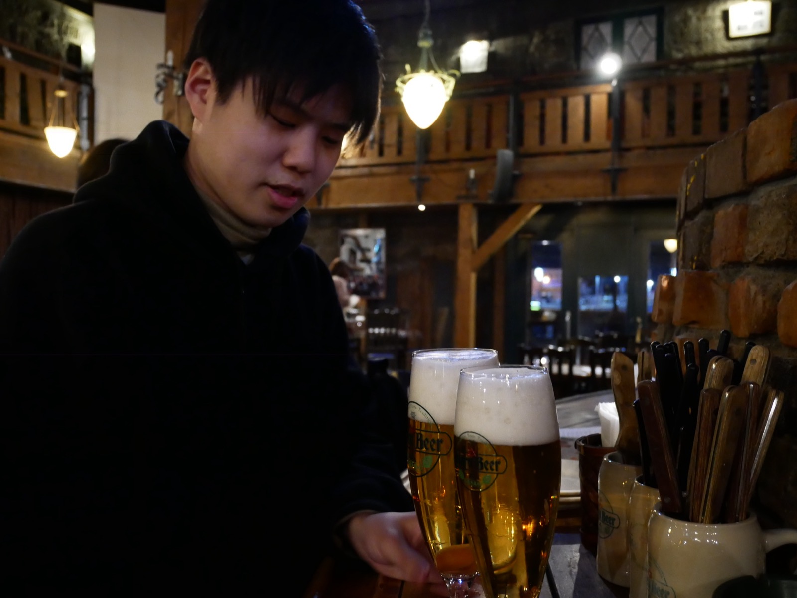 中島祐樹。ビールを前にしたところ